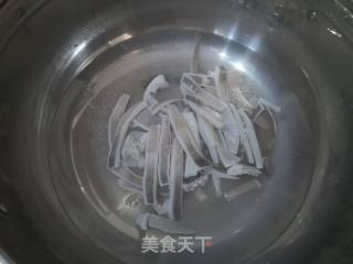 鱿鱼炒圆葱的做法步骤：2