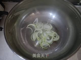 鱿鱼炒圆葱的做法步骤：4