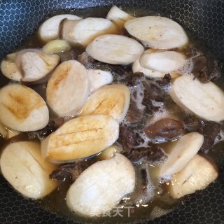 杏鲍菇烧牛腩的做法步骤：5