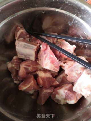 粉蒸红薯排骨的做法步骤：1