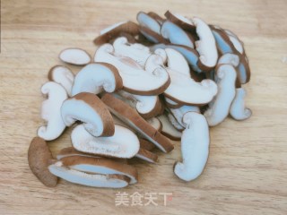 肉炒香菇芹菜的做法步骤：2