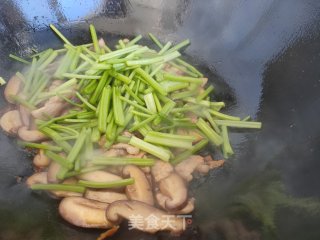 肉炒香菇芹菜的做法步骤：8