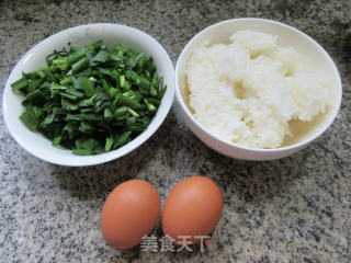 鸡蛋韭菜炒饭的做法步骤：1