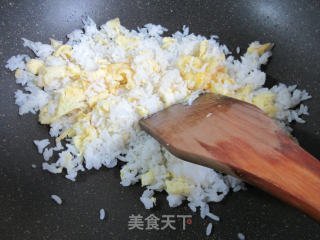 鸡蛋韭菜炒饭的做法步骤：4