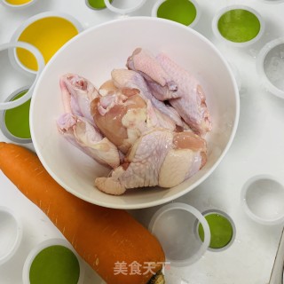 胡萝卜焖鸡翅的做法步骤：1