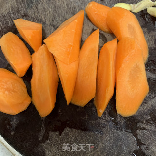 胡萝卜焖鸡翅的做法步骤：2