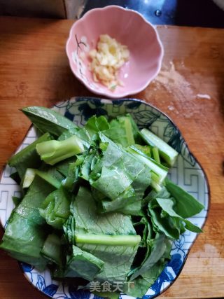 蒜末炒甜麦菜的做法步骤：2