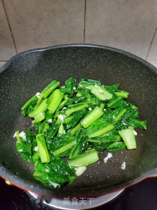 蒜末炒甜麦菜的做法步骤：4