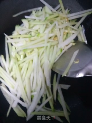 青萝卜丝炒鸡蛋的做法步骤：5