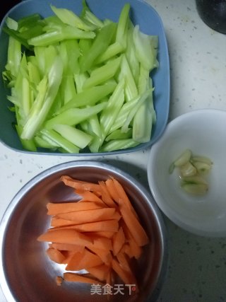 炒芹菜的做法步骤：1