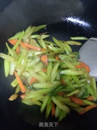 炒芹菜的做法步骤：5