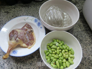 粉皮毛豆肉煮腊鸭腿的做法步骤：1