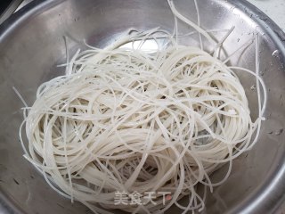 白萝卜炒粉条的做法步骤：2