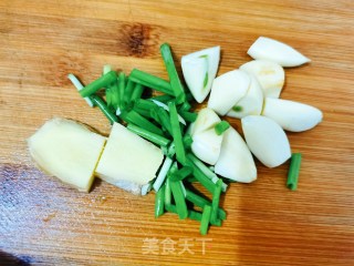 鸭血炖豆腐的做法步骤：1