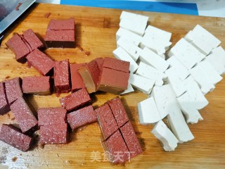 鸭血炖豆腐的做法步骤：2
