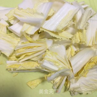 娃娃菜萝卜炖蛋饺的做法步骤：2