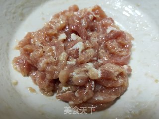肉丝蔬菜炒饼的做法步骤：1