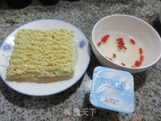酸奶拌波纹面的做法步骤：1