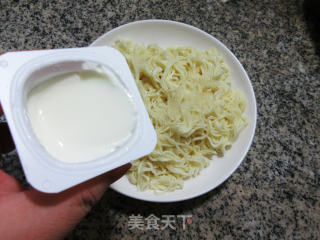 酸奶拌波纹面的做法步骤：5