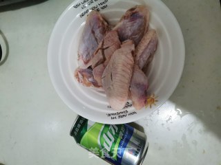啤酒烧鸡翅的做法步骤：1