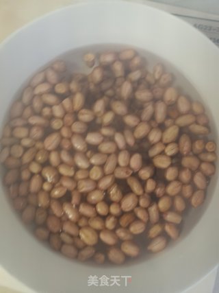 蒜香花生米的做法步骤：1