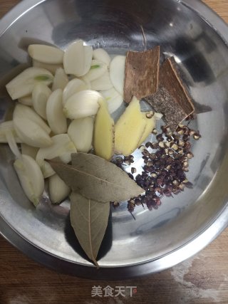 蒜香花生米的做法步骤：2