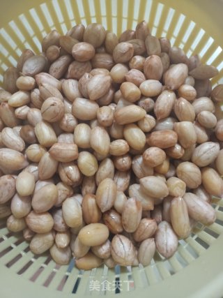 蒜香花生米的做法步骤：3