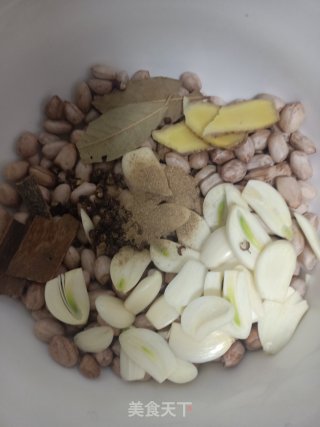 蒜香花生米的做法步骤：6