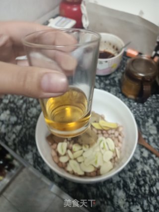 蒜香花生米的做法步骤：7