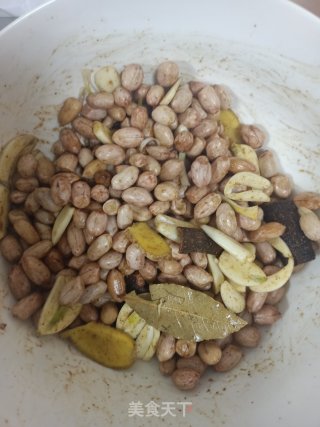 蒜香花生米的做法步骤：8