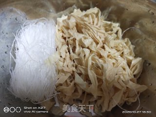 五花肉烧萝卜粉丝汤的做法步骤：2