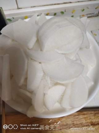 五花肉烧萝卜粉丝汤的做法步骤：3