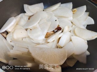 五花肉烧萝卜粉丝汤的做法步骤：5