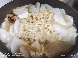 五花肉烧萝卜粉丝汤的做法步骤：6