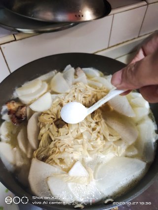 五花肉烧萝卜粉丝汤的做法步骤：7