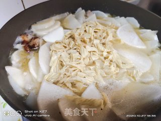 五花肉烧萝卜粉丝汤的做法步骤：8