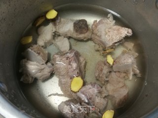 萝卜芋艿炖排骨的做法步骤：2