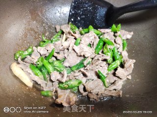 牛肉炒尖椒的做法步骤：6