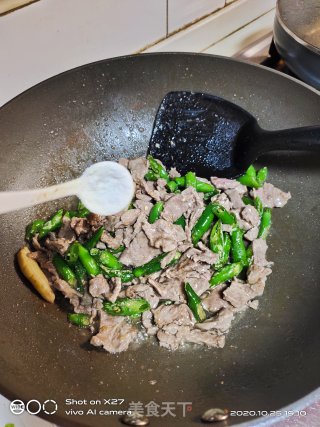 牛肉炒尖椒的做法步骤：7