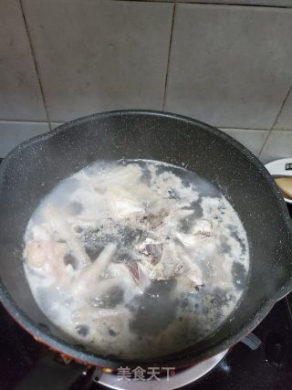 橄榄黑木耳炖鸡汤的做法步骤：2