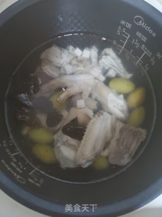 橄榄黑木耳炖鸡汤的做法步骤：4