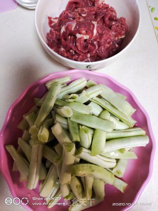牛肉炒白芸豆的做法步骤：1