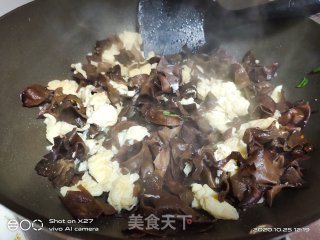 木耳炒鸡蛋的做法步骤：8