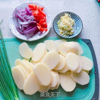 干锅土豆片的做法步骤：1