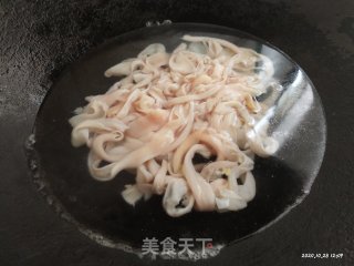 鸭杂河粉的做法步骤：1