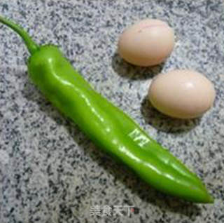 青椒鱿鱼鸡蛋炒饭的做法步骤：3