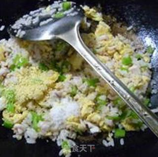 青椒鱿鱼鸡蛋炒饭的做法步骤：12