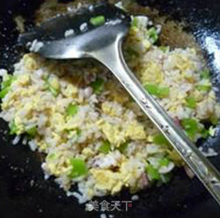 青椒鱿鱼鸡蛋炒饭的做法步骤：13