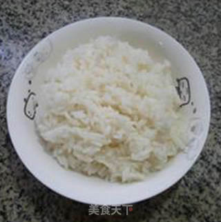 豆瓣酱虾仁炒饭的做法步骤：1
