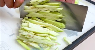 素炒茄丝丨软嫩爽口下饭养胃、美容护肤的做法步骤：3